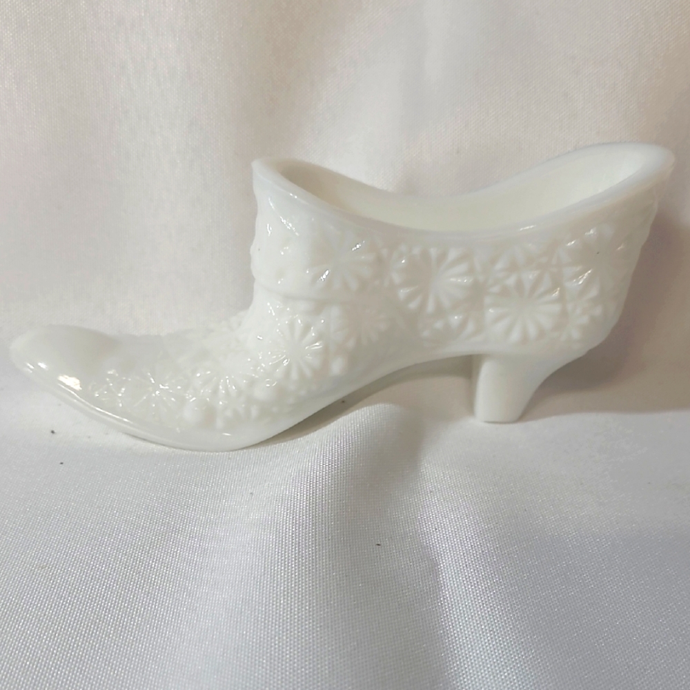 Elegant Vintags FENTON White Ribg Holder Shoe (104)